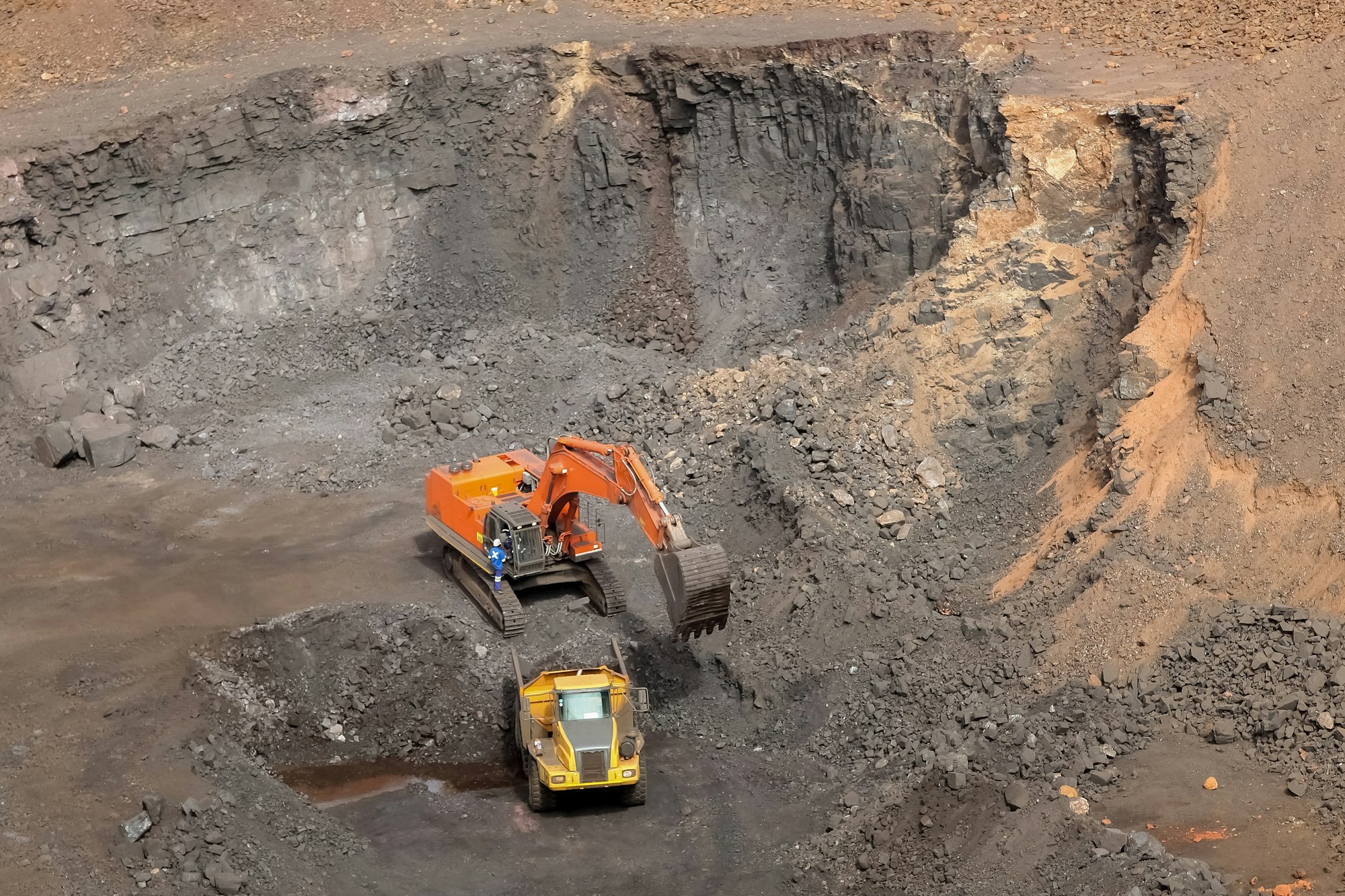 Home 11 Open-pit manganese mining industry with a machine